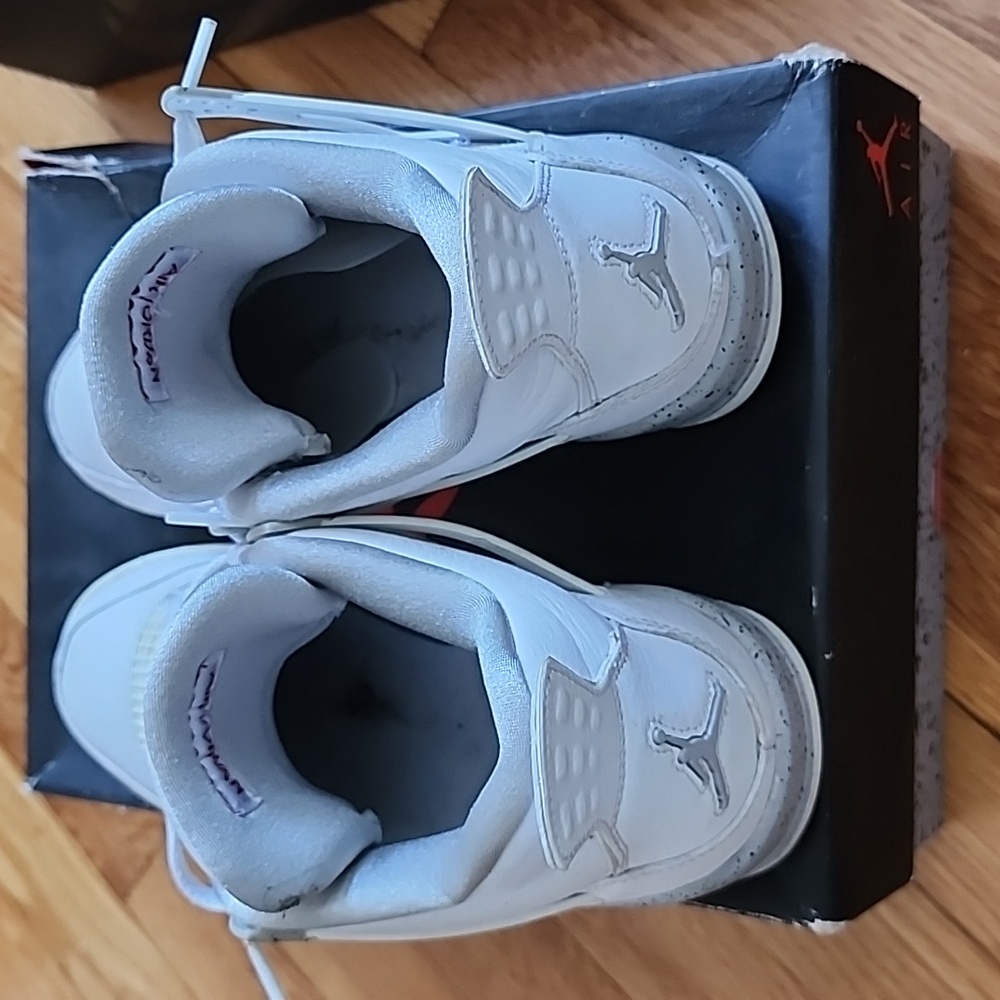 Jordan Air 4 Retro GS White, Red and Grey - Picture 4 of 5